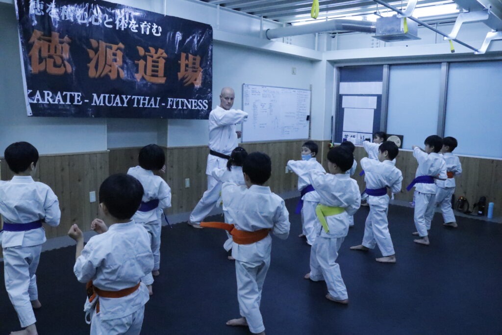 子供たちの空手の稽古