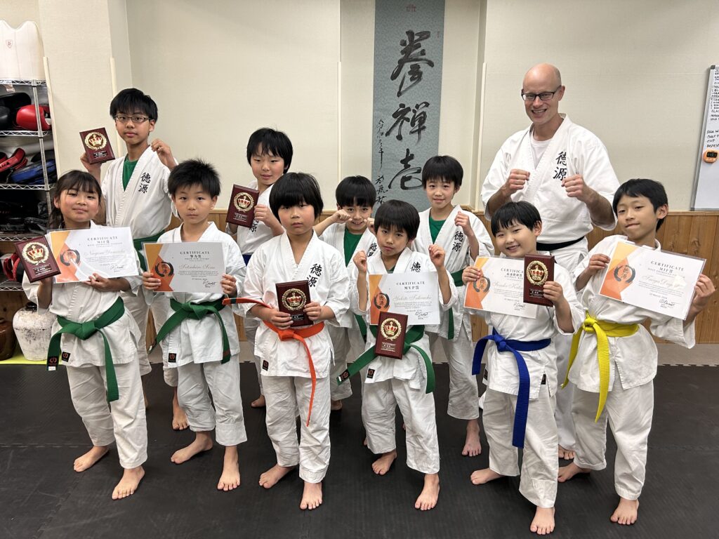 道場での子供たちの集合写真